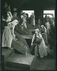 les laveuses nettoyent le minerais de leurs impuretés