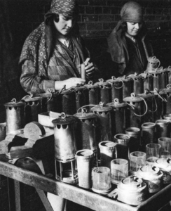 les lampistes nettoyent et rechargent les lampes des mineurs
